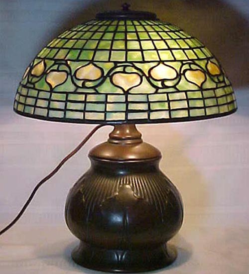 Meyda ORIGINAL TIFFANY ACORN W/TOBACCO LEAF TABLE LAMP | 129286